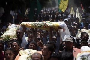 Palestinian relatives and friends of the al-Kaware family carry the seven bodies to the mosque during their funeral in Khan Younis, in the Gaza Strip, on July 9, 2014 AFP Thomas Coex
